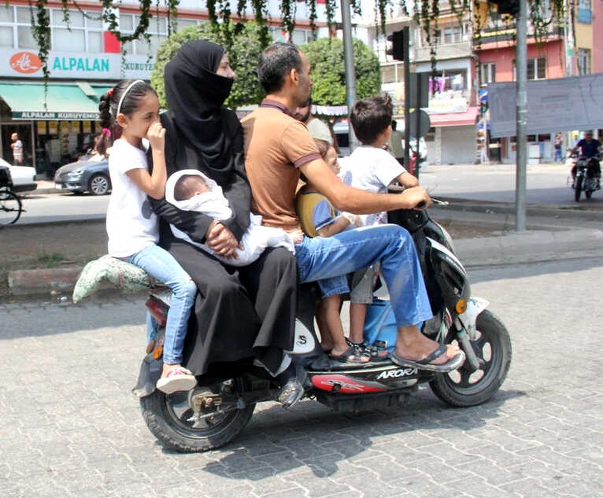 2 Kişilik Elektrikli Bisiklette 6 Kişi