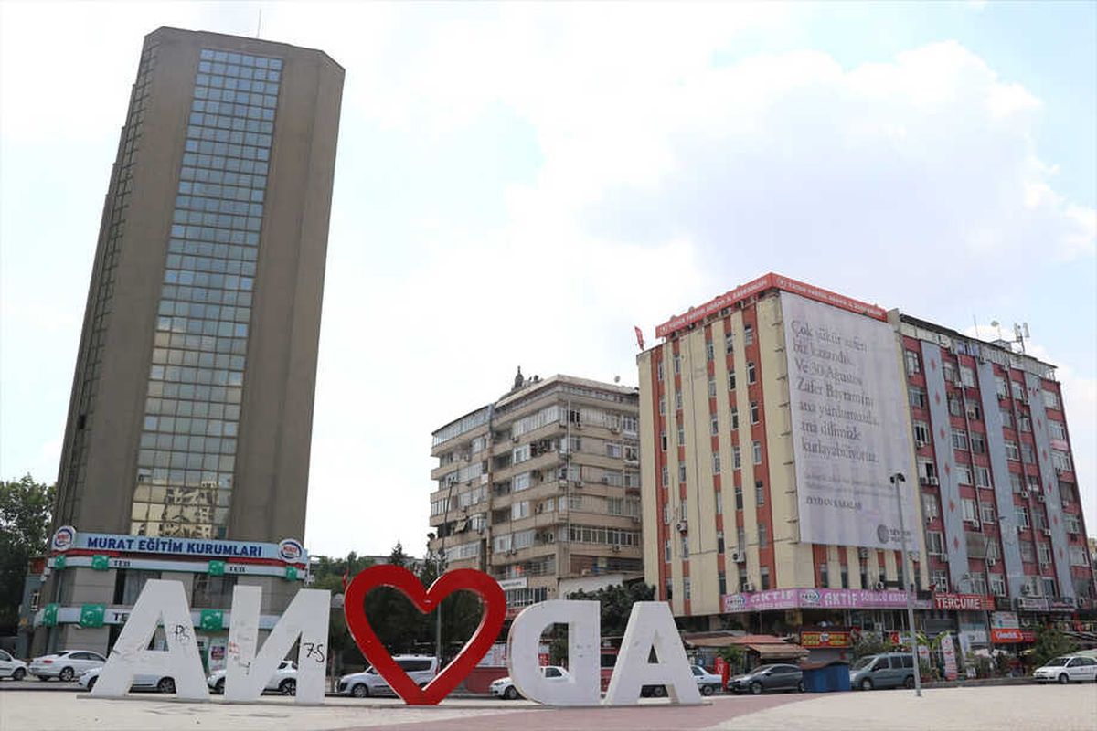 Adana\'da Dört Dilde 30 Ağustos Pankartı