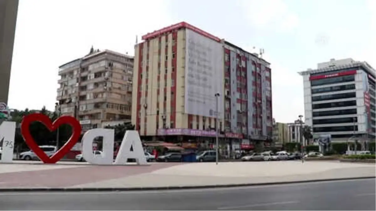 Adana\'da Dört Dilde 30 Ağustos Pankartı