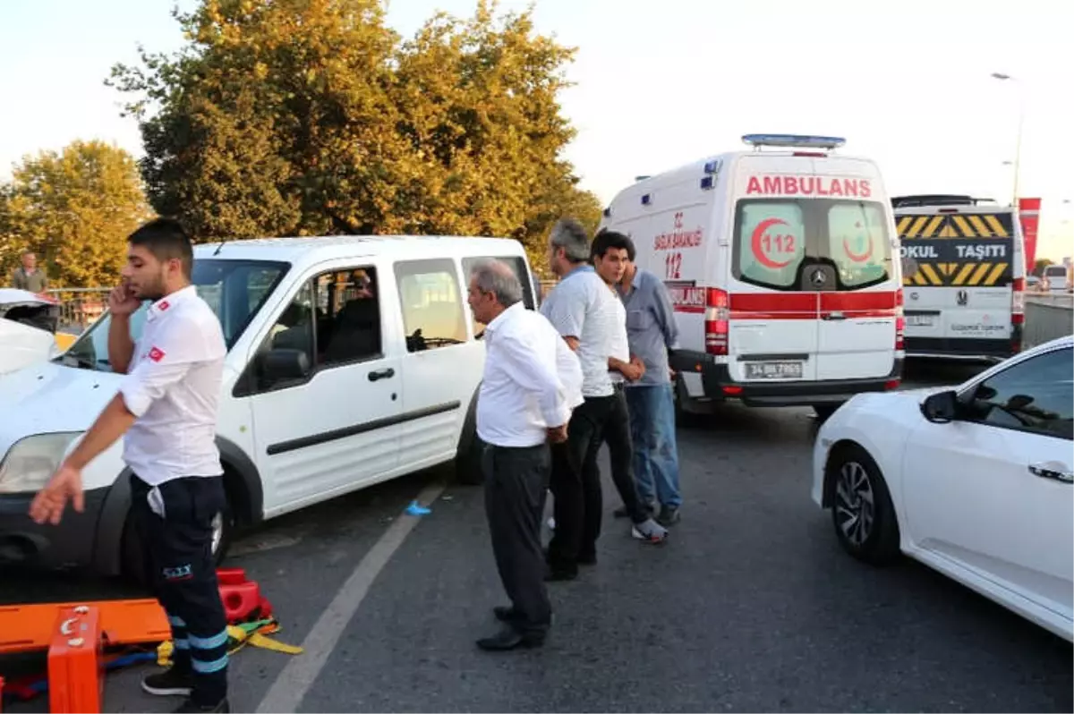 Ambulansla Hafif Ticari Araç Çarpıştı: 2 Yaralı