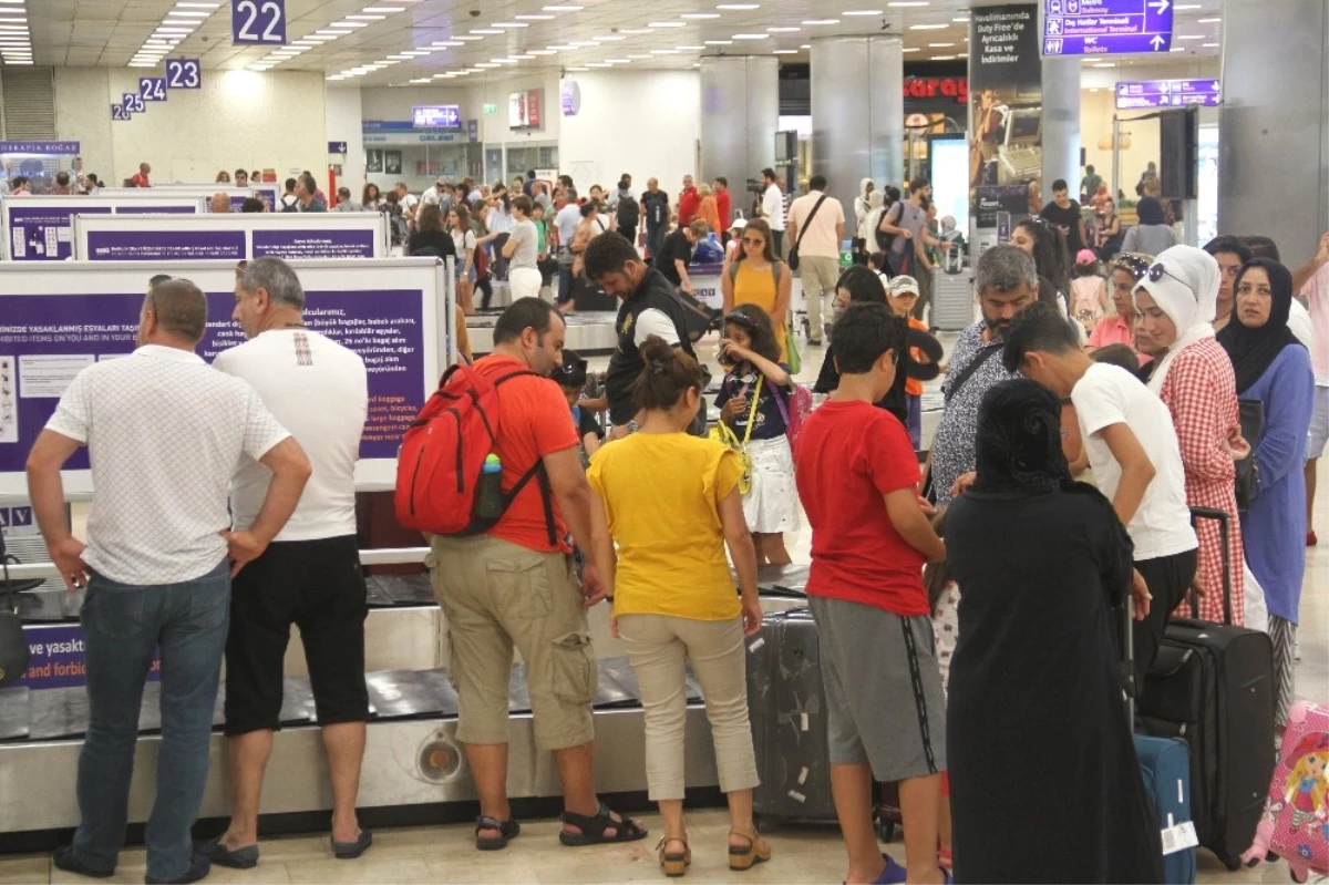 Atatürk Havalimanı\'nda Son Gün Yoğunluğu