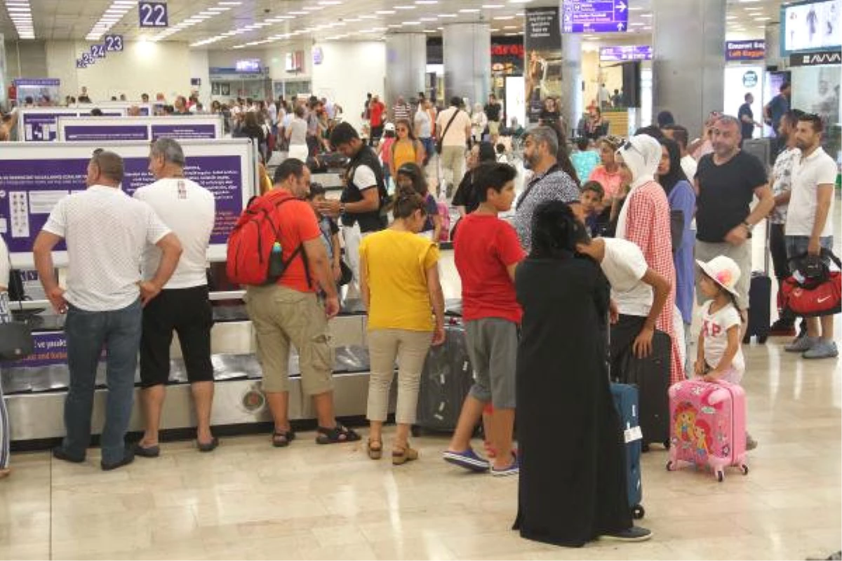 Atatürk Havalimanı\'nda Tatil Dönüşleri Sürüyor