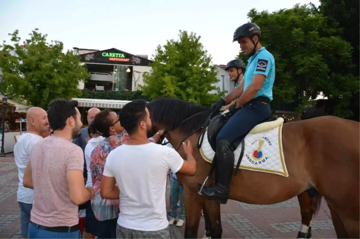 Atlı Jandarmalar Tatilcilerin İlgi Odağı