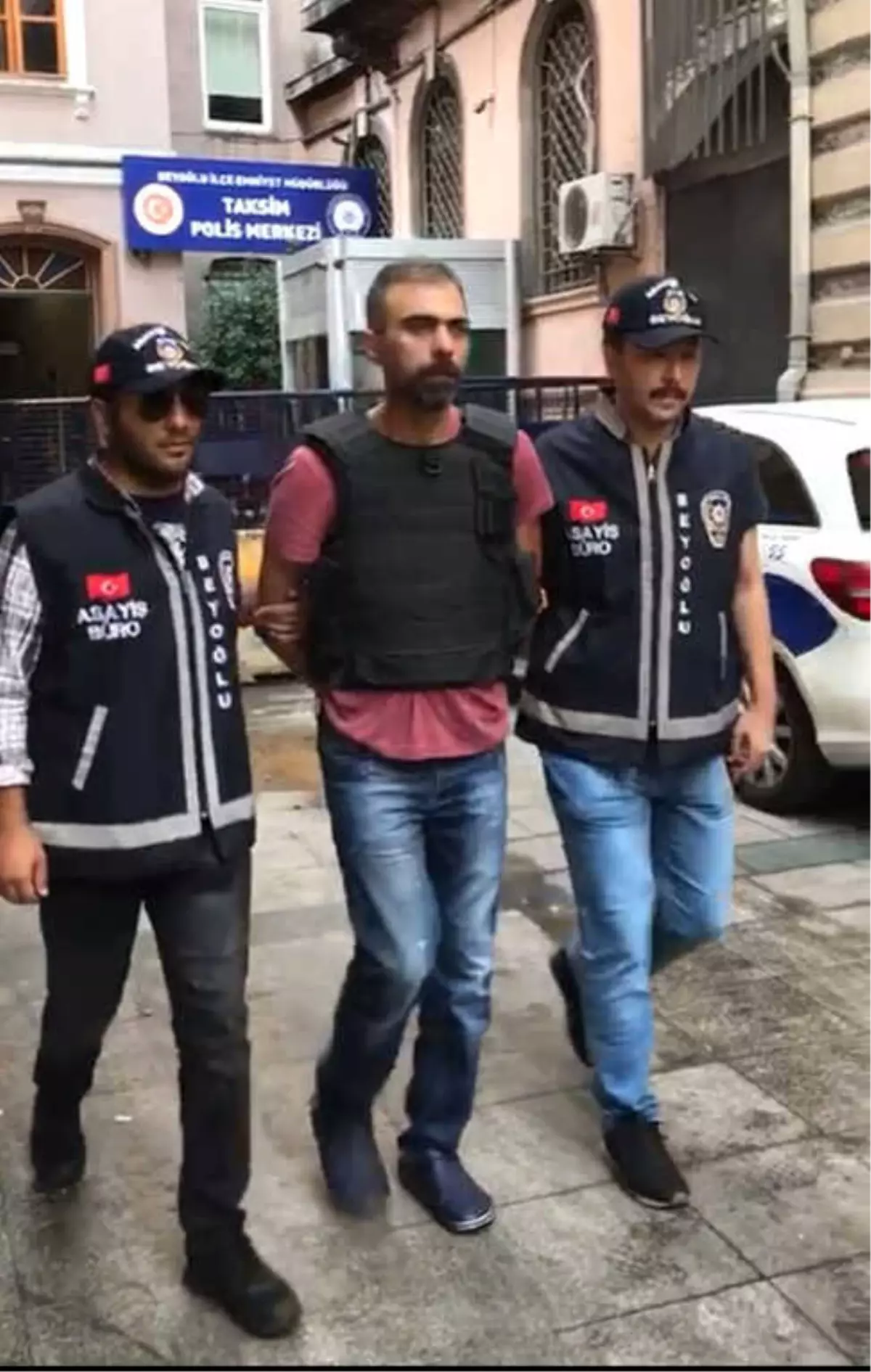 Beyoğlu\'nda Travestinin Boğazını Keserek Öldüren Zanlı, Yakalanarak Adliyeye Sevk Edildi