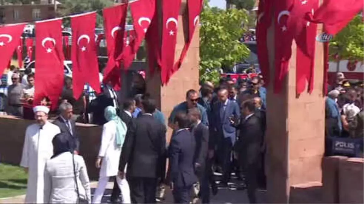 Cumhurbaşkanı Erdoğan, Selçuklu Mezarlığı\'nı Ziyaret Etti