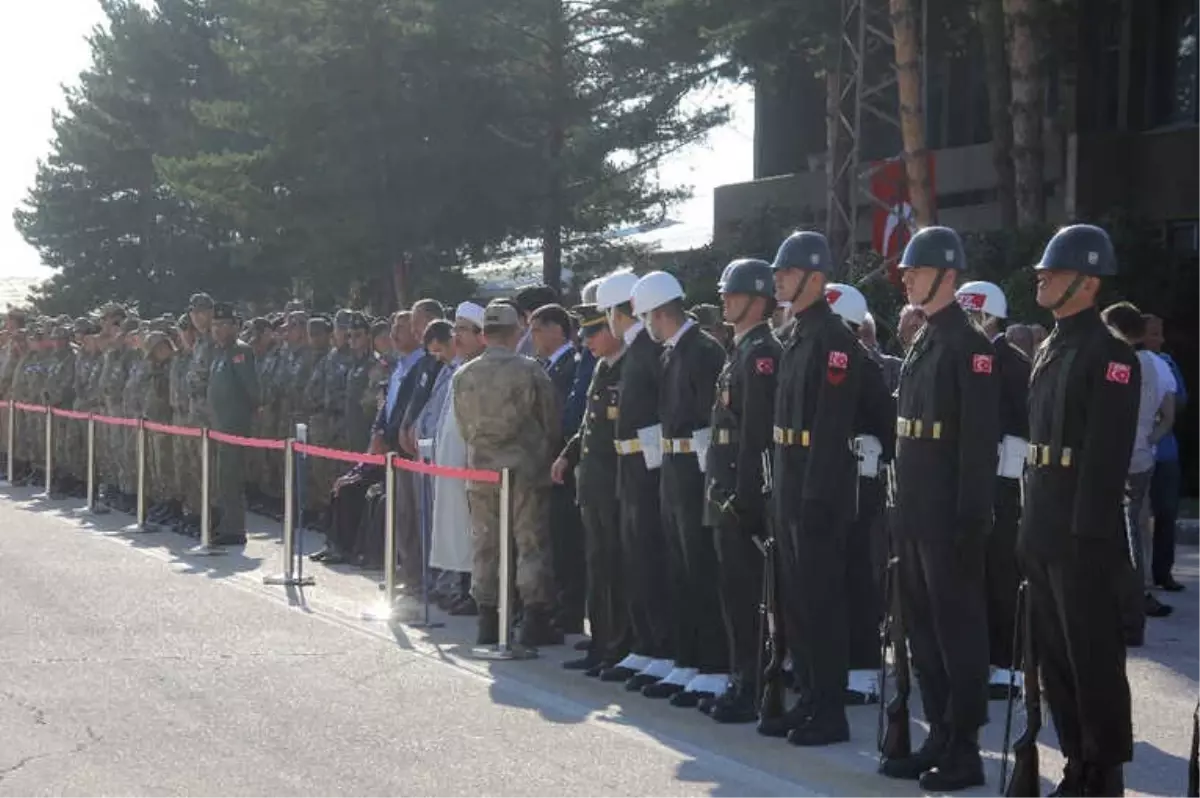 Doğubayazıt\'ta Şehit Düşen Teğmen, Erzurum\'dan Törenle Uğurlandı