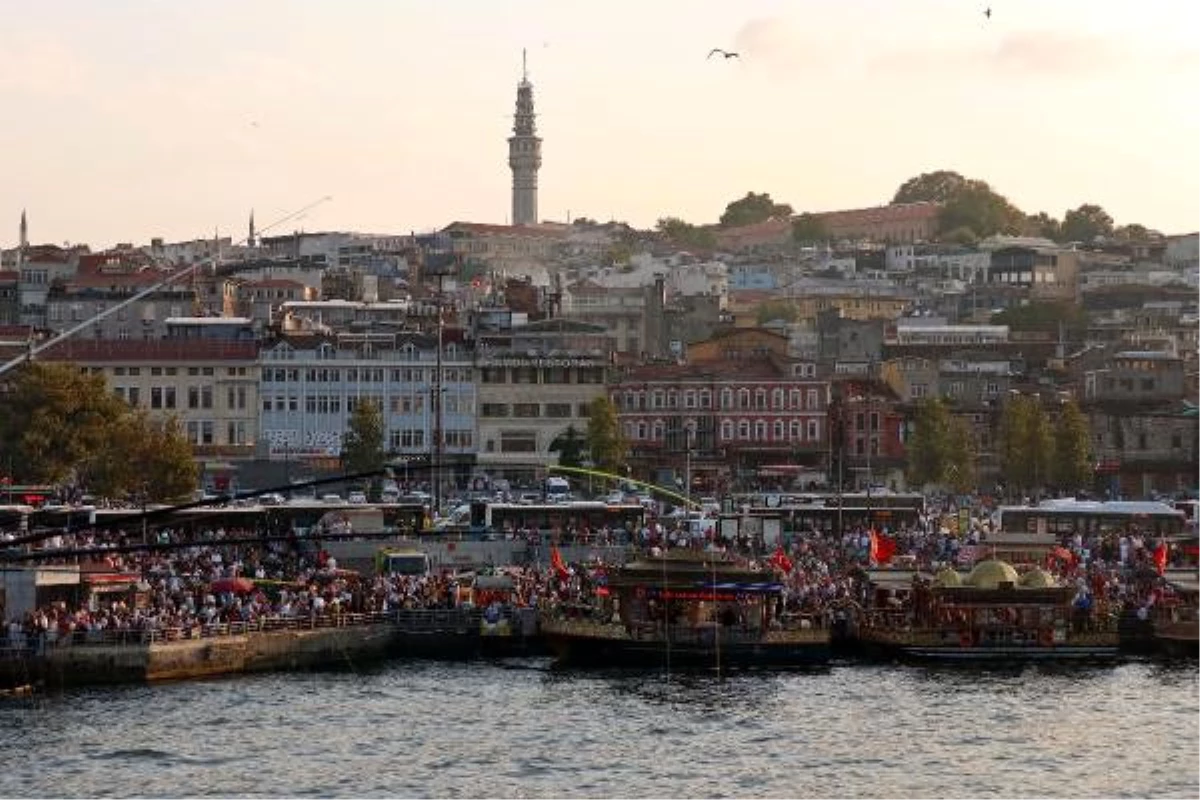 Eminönü\'de Bayram Renkli Görüntülere Sahne Oldu