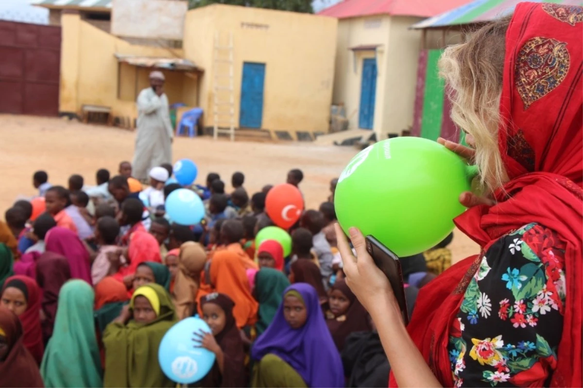 Gamze Özçelik Somali\'de Mültecilere Yardım Dağıttı