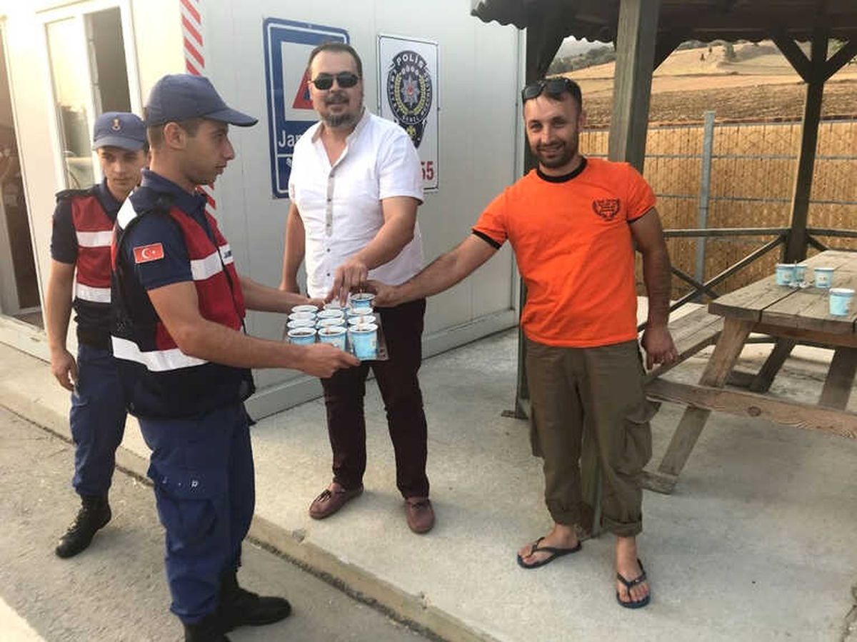 Jandarma Ekiplerinin İkramlarıyla Yorgunluk Attılar