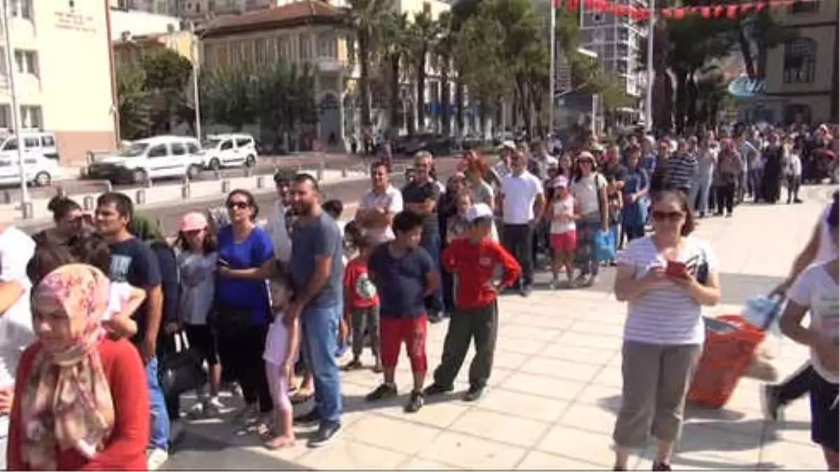 Manisa\'da Kahramanmaraş Dondurma Festivali\'nde Bedava Dondurma Kuyruğu Metrelerce Uzadı