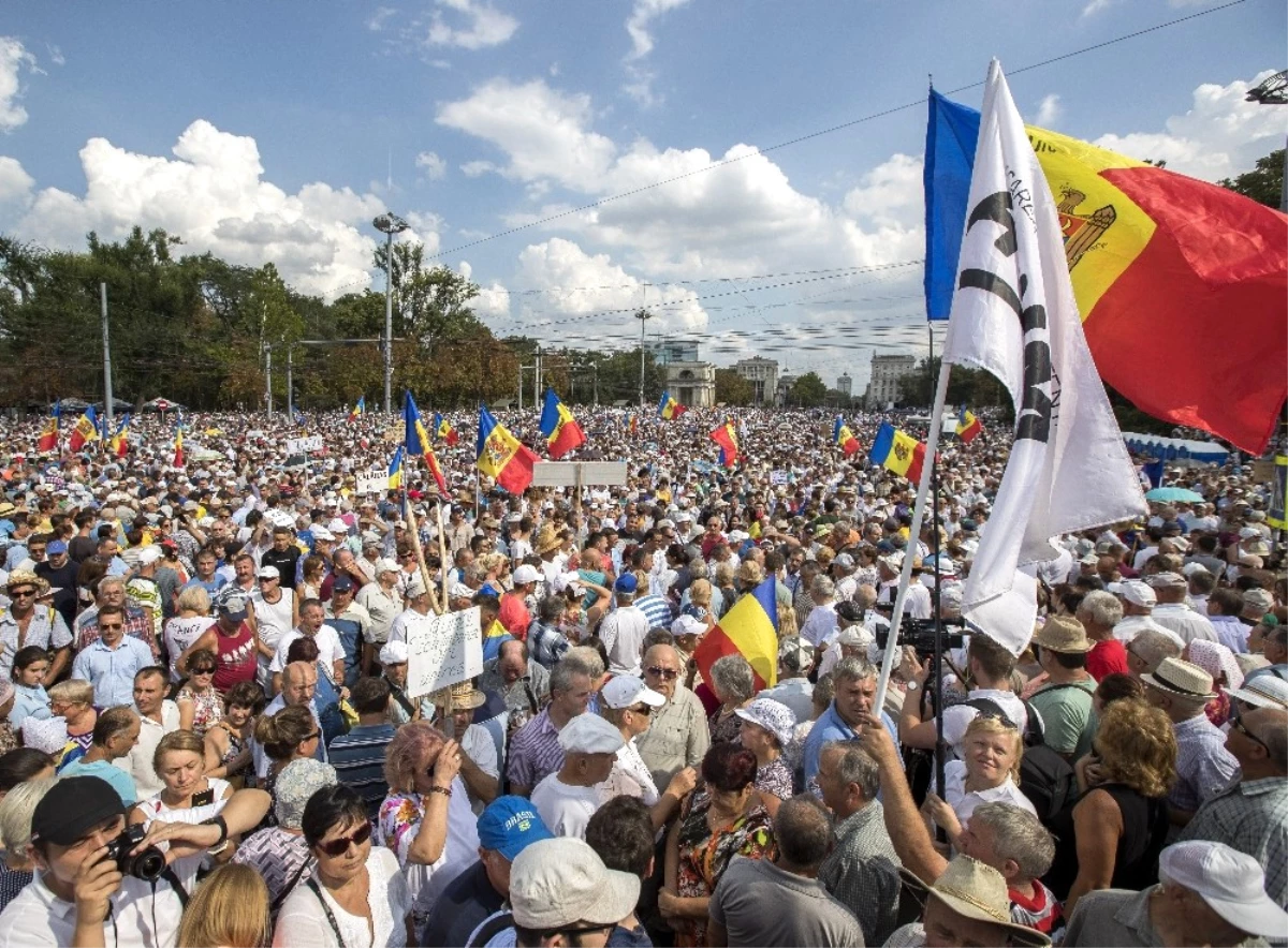 Moldova\'da Sağcı ve Solcu Gruplar Arasında Çatışma