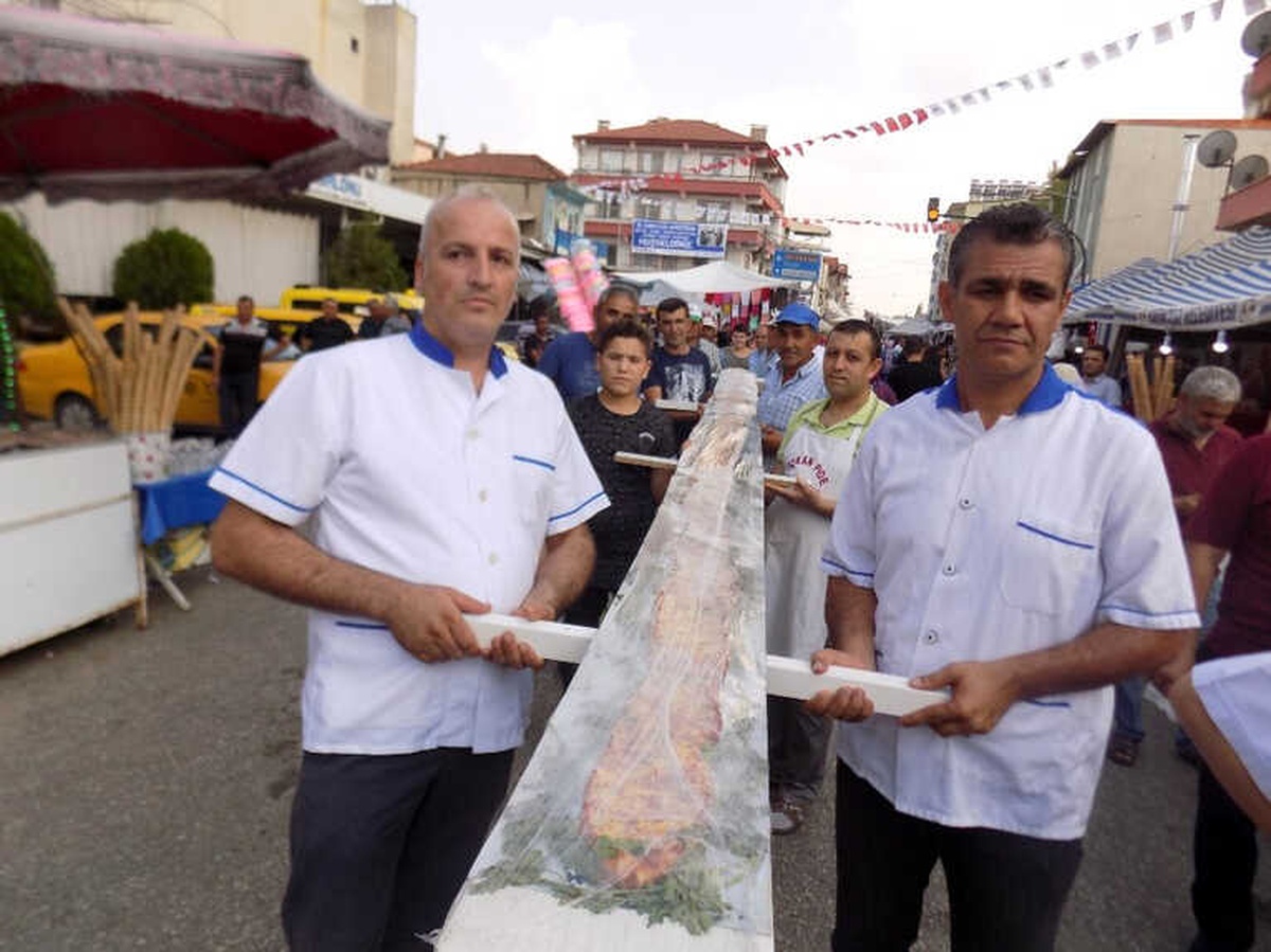 Rekorun Ustaları 8,40 Santimlik Pide Yaptı