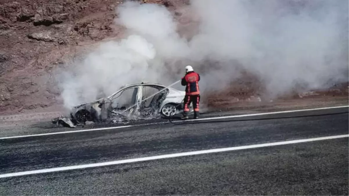 Seyir Halindeki Araç Yanarak Küle Döndü