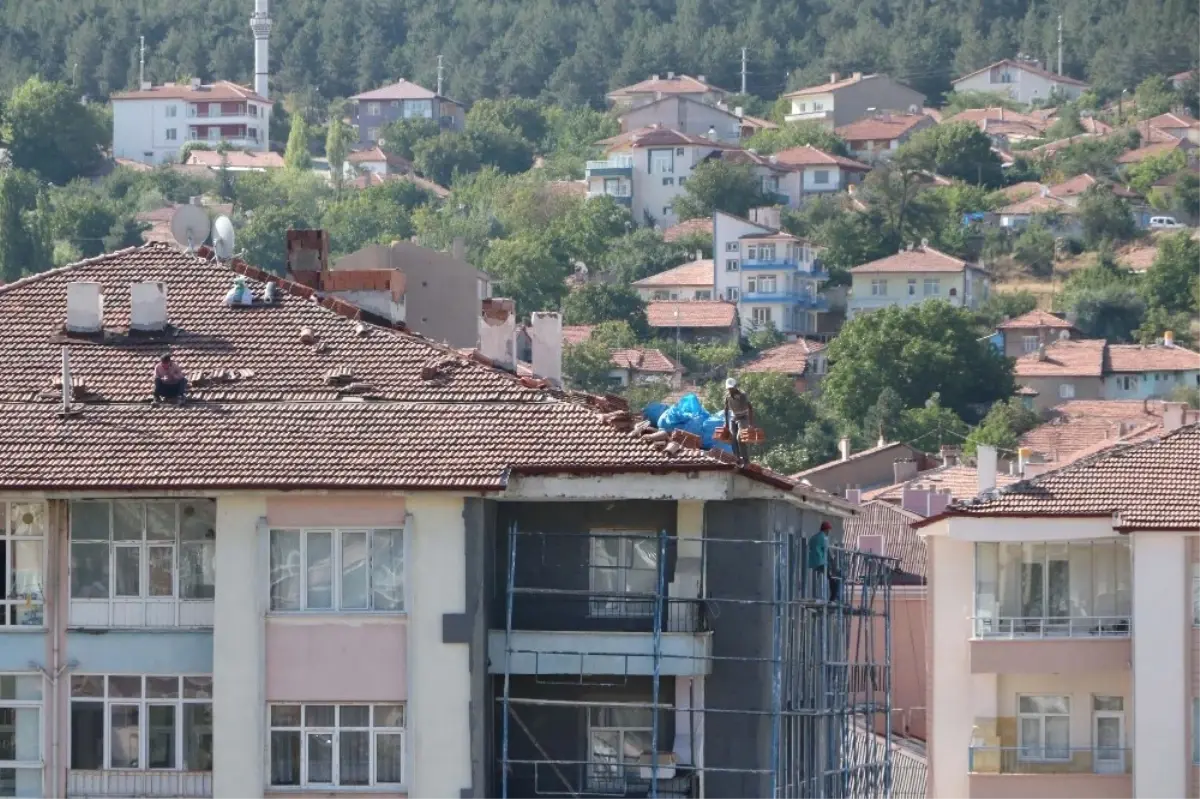 Tehlikeye Aldırış Etmeden Çatı Aktardılar