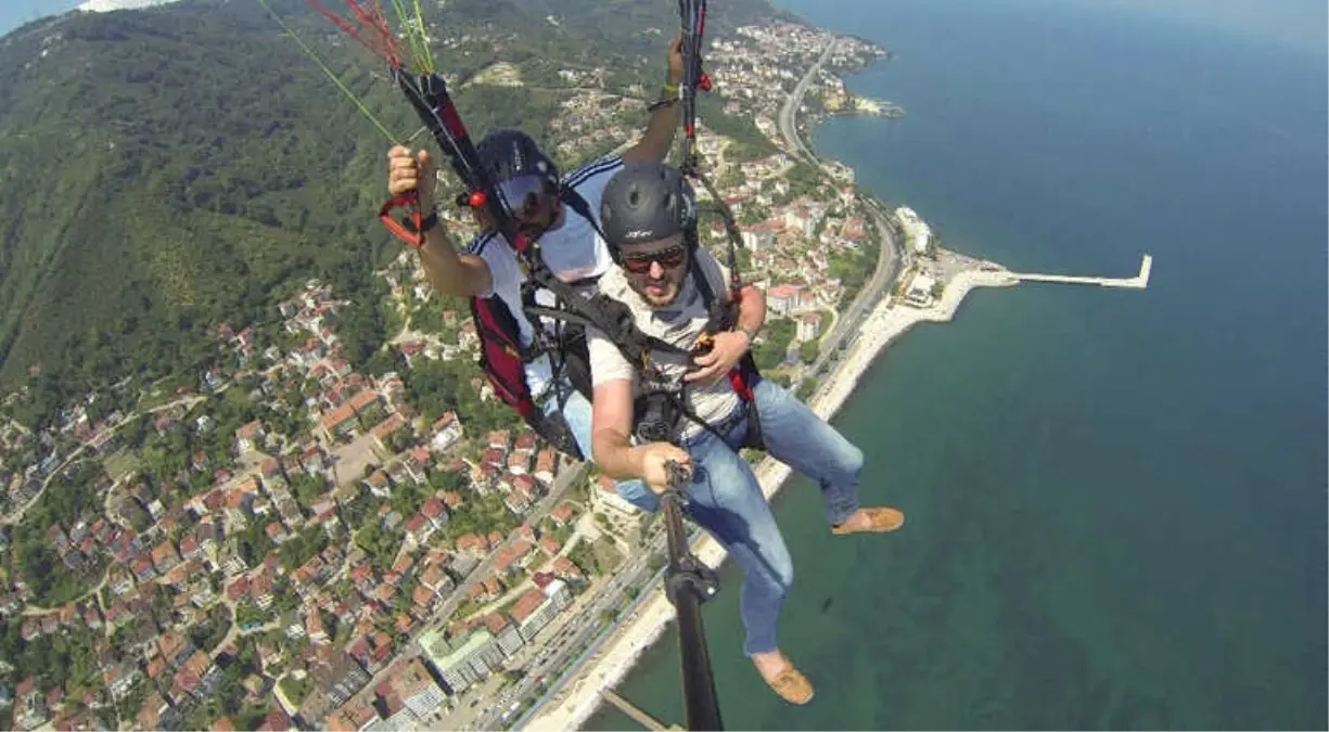 Turistlerin Yamaç Paraşütü Keyfi