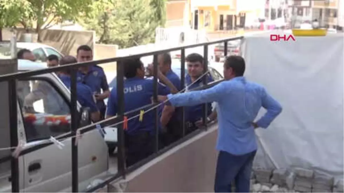 Uşak Otomobil, Park Halindeki Minibüse Çarptı 1 Ölü, 2 Yaralı