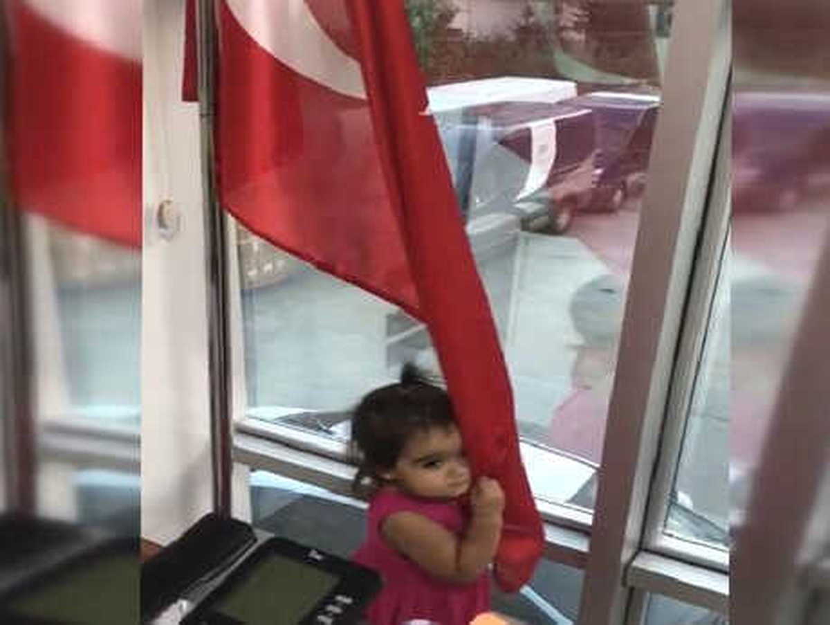 1,5 Yaşındaki Minik Doğa\'nın Türk Bayrağı Sevgisi