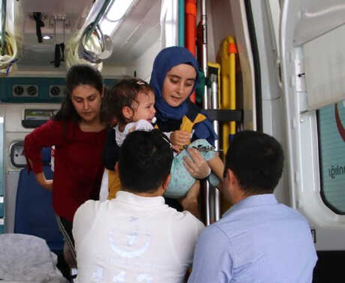 2 Yaşındaki Selen Esfa\'nın Eline Demir Çubuk Saplandı