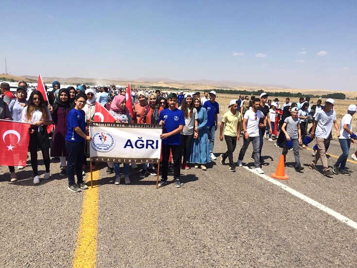 Ağrı Gençlik Hizmetleri ve Spor İl Müdürlüğünden 500 Kişi Malazgirt\'teki Programa Katıldı