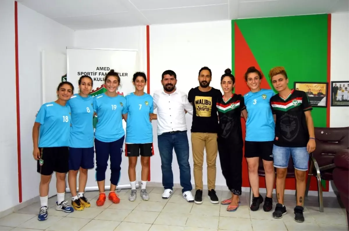 Amed Sportif Kadın Futbol Takımı\'nda 6 İmza