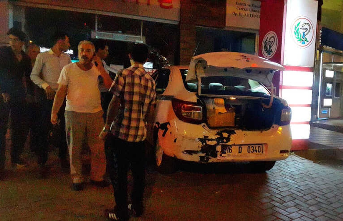 Aracın Çarptığı Taksi Eczaneye Girdi