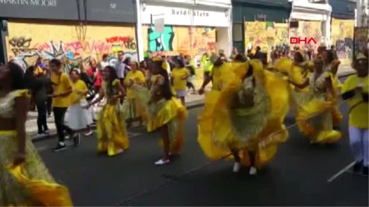 Avrupa\'nın En Büyük Sokak Festivali Notting Hill Karnavalı Sürüyor
