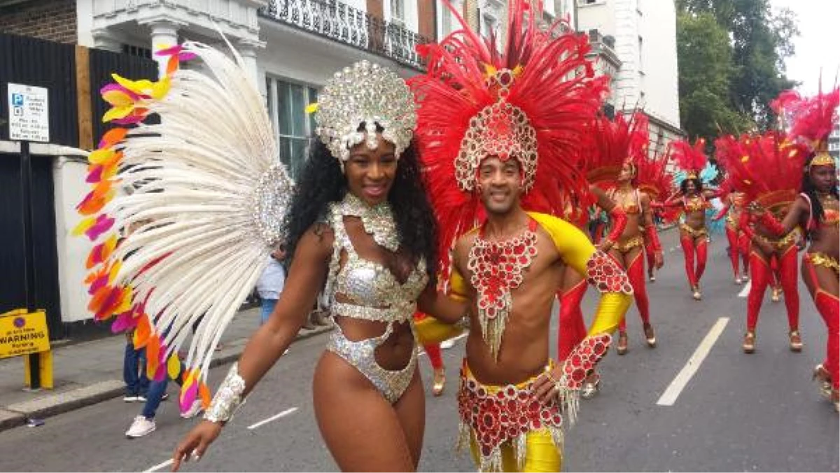 Avrupa\'nın En Büyük Sokak Festivali Notting Hill Karnavalı Sürüyor (3)