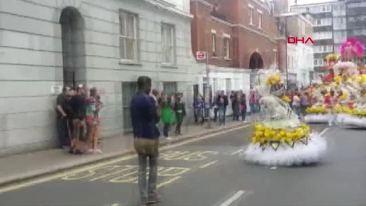 Avrupa\'nın En Büyük Sokak Festivali Notting Hill Karnavalı Sürüyor