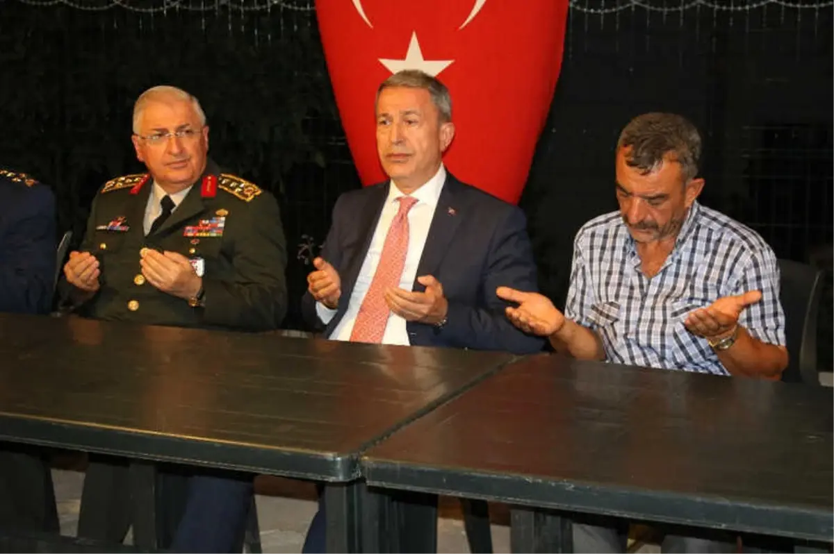Bakan Akar ve Orgeneral Güler\'den Şehit Ailesine Taziye Ziyareti