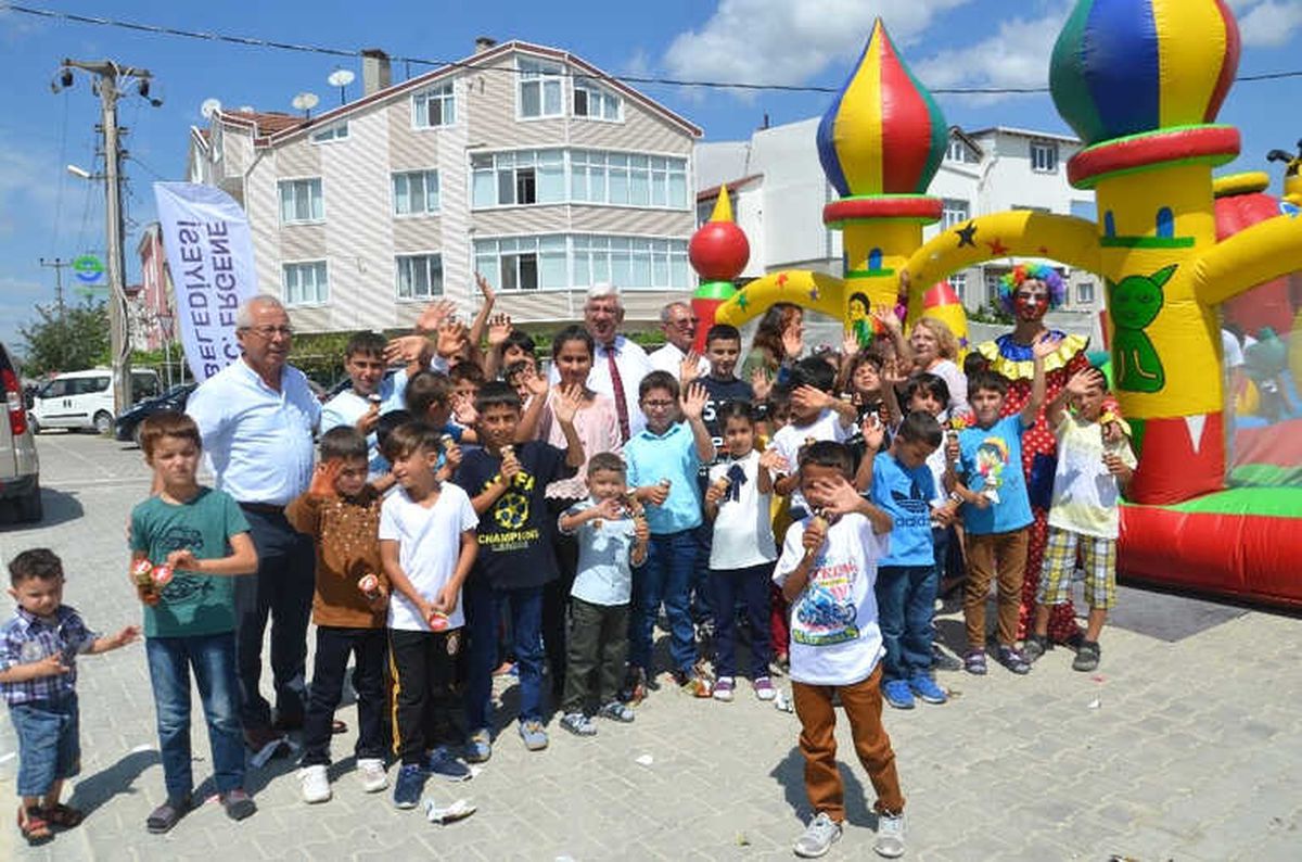 Başkan Yüksel, Masal Park\'ta Çocuklara Dondurma İkram Etti