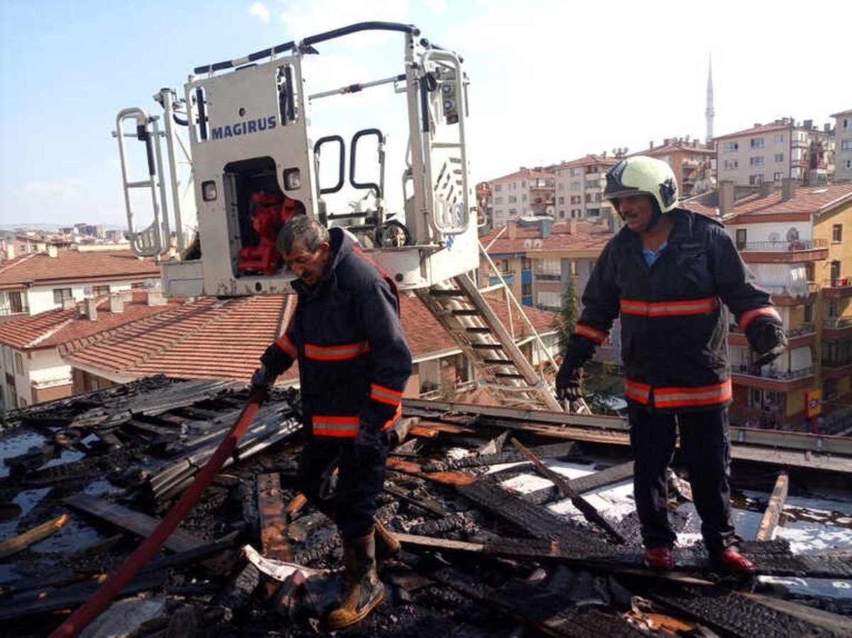 Başkent\'te Korkutan Yangın: 4 Kişi Dumandan Etkilendi