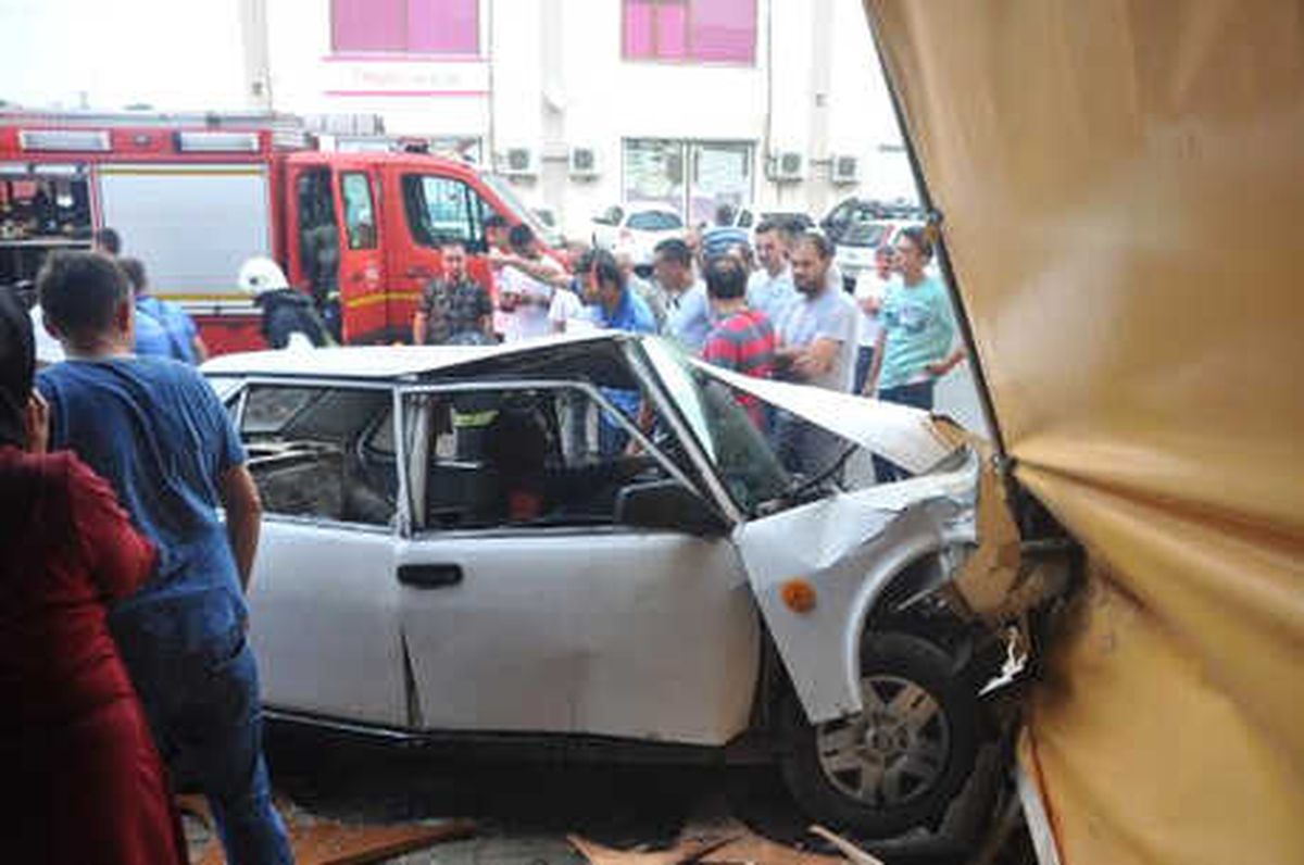 Bursa\'da Otomobil Mobilya Fabrikasına Daldı: 1 Yaralı
