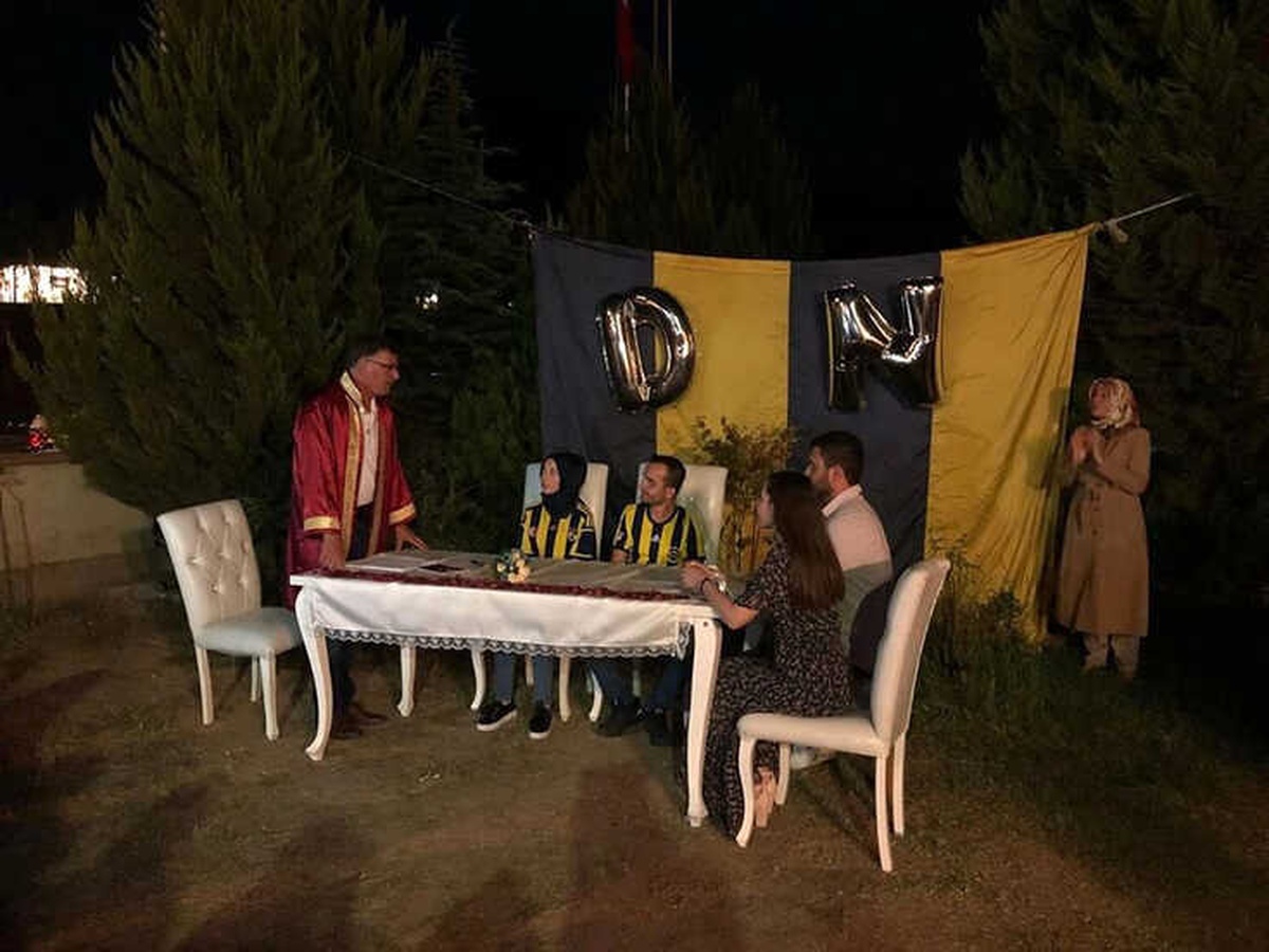 Fenerbahçe Formasıyla Nikah Masasına Oturdular