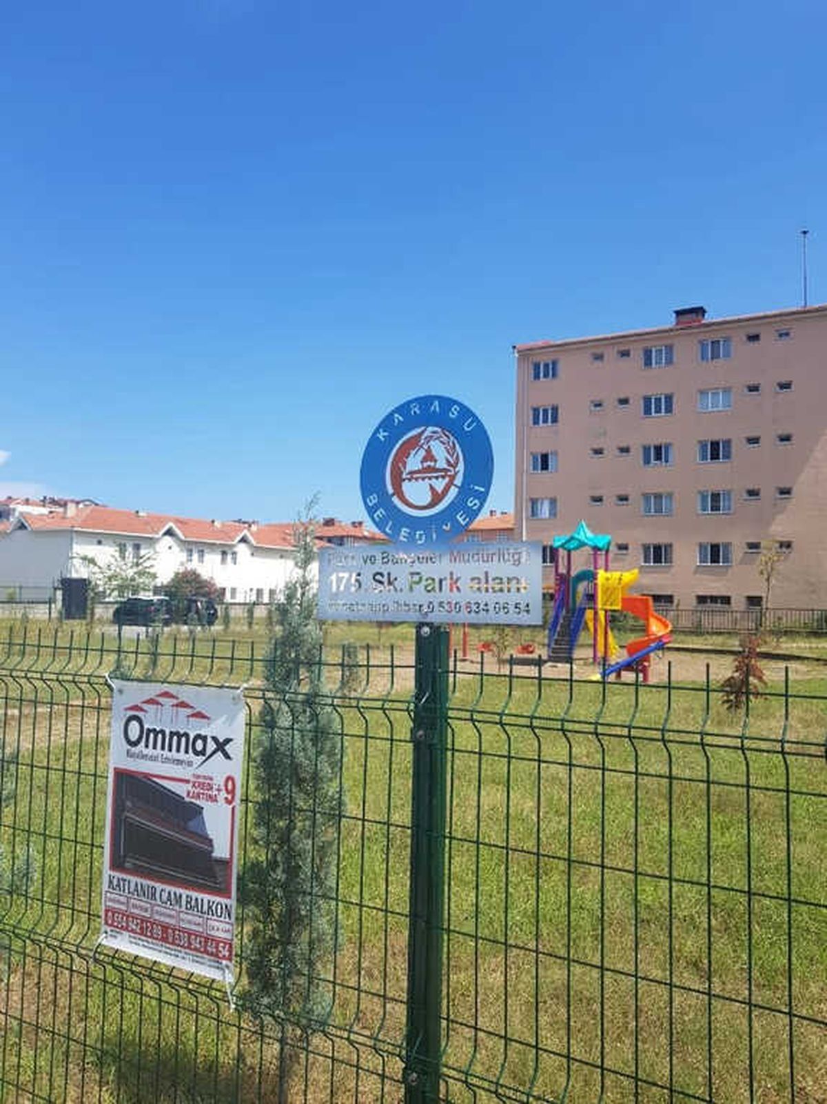 Karasu\'da Parklara \'Whatsapp İhbar Hattı\' Tabelası Asıldı