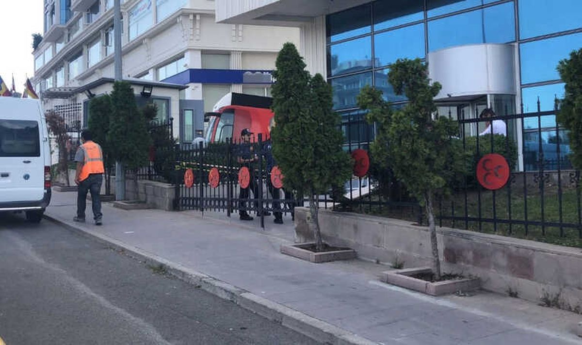 MHP Genel Merkezi\'nde Görevli Polis Kazara Kendini Vurdu