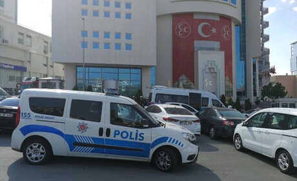 MHP Önünde Nöbet Tutan Polis, Kazaen Kendini Vurdu (2)- Yeniden
