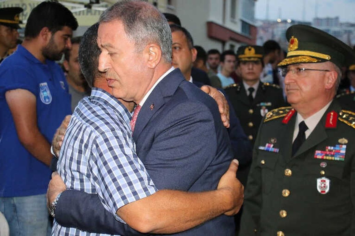 Milli Savunma Bakanı Akar ve Orgeneral Güler\'den Şehit Ailesine Taziye Ziyareti