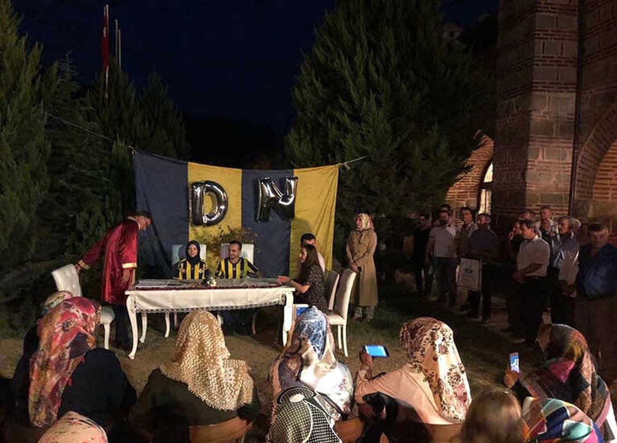Nikah Masasına Fenerbahçe Formasıyla Oturdular