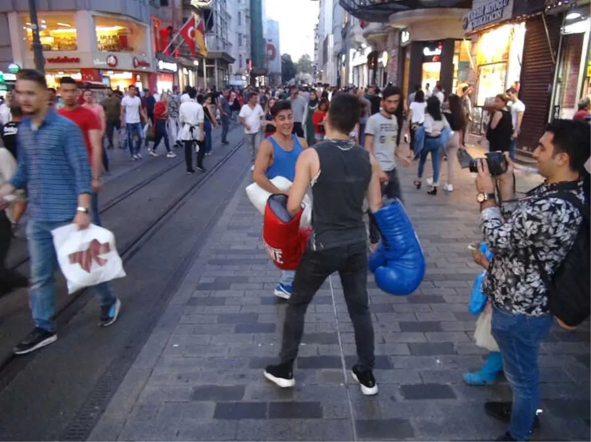 İstiklal Caddesi\'nde Boks Maçı