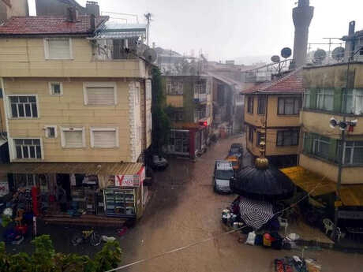 Şiddetli Yağış, Semt Pazarındaki Tezgahları Dağıttı