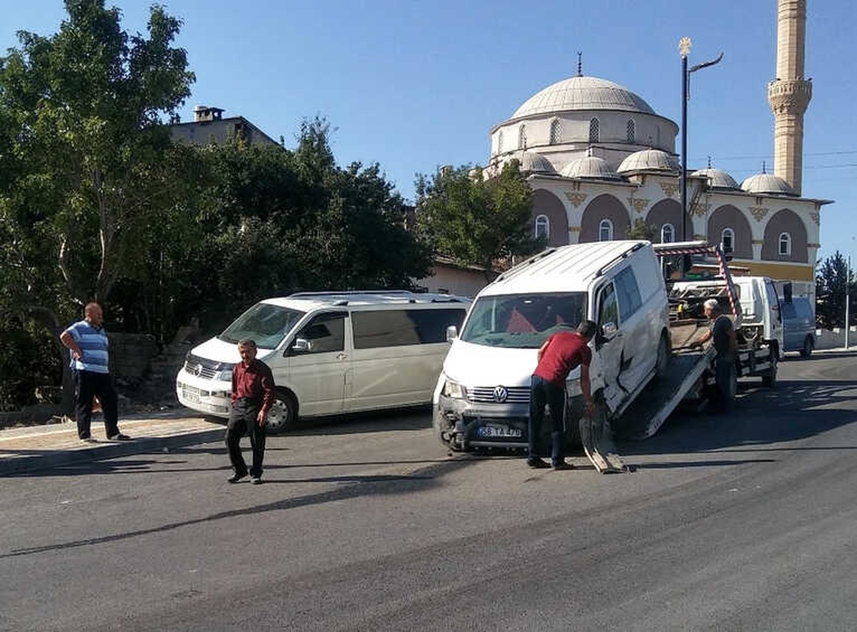 Sivas\'ta Zincirleme Trafik Kazası: 5 Yaralı