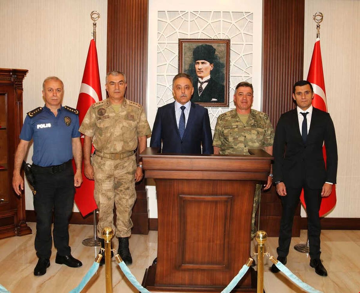 Tuğgeneral Alper\'den Vali Toprak\'a Ziyaret