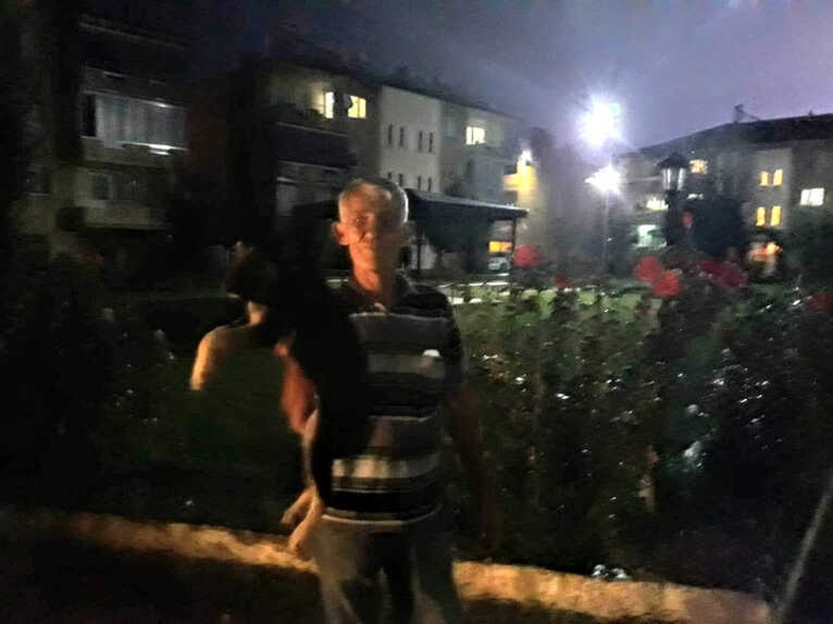 Yağmurda Kalan Yavru Köpeği Barınağa Aldılar