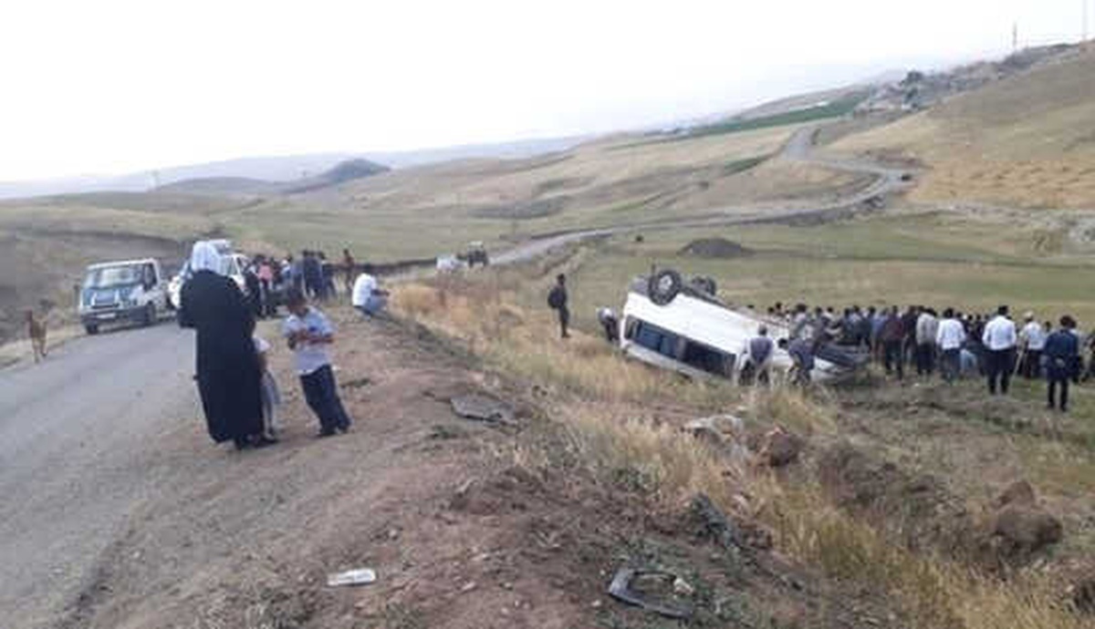 Ağrı\'da Kaçak Göçmenleri Taşıyan Minibüs Şarampole Devrildi: 21 Yaralı