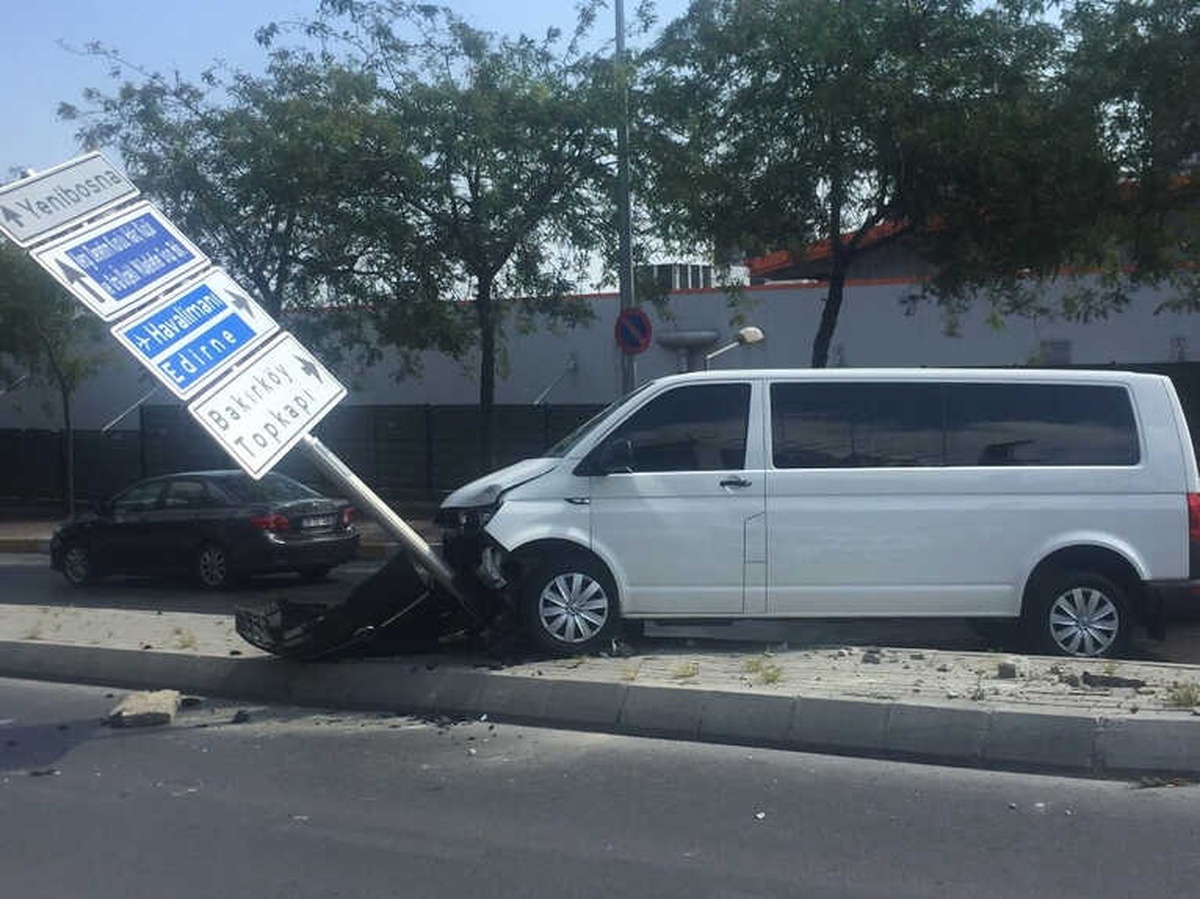 Ambulansa Yol Vermek İsterken Refüje Çıktı: 1\'i Hamile Kadın 2 Yaralı