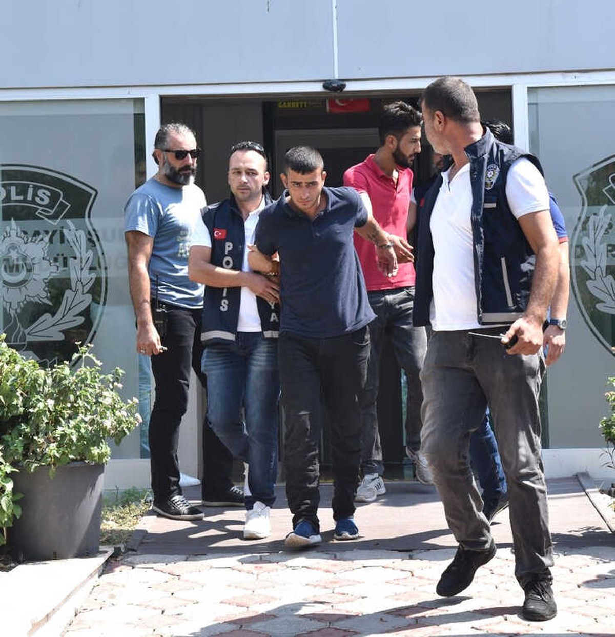 Antalya\'da Suriyelileri Gasp Eden Zanlılar Yakalandı