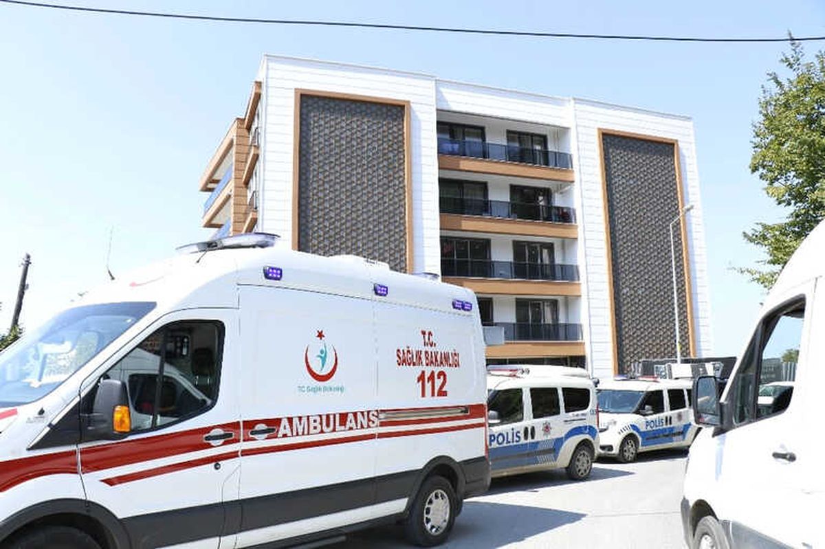 Asansörde Bir Saat Mahsur Kaldılar