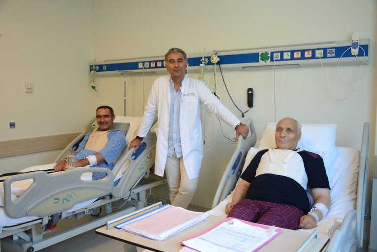 Baba ve Oğlu Aynı Gün Hastaneye Yattı, Ameliyat Oldu ve Aynı Gün Taburcu Edildi