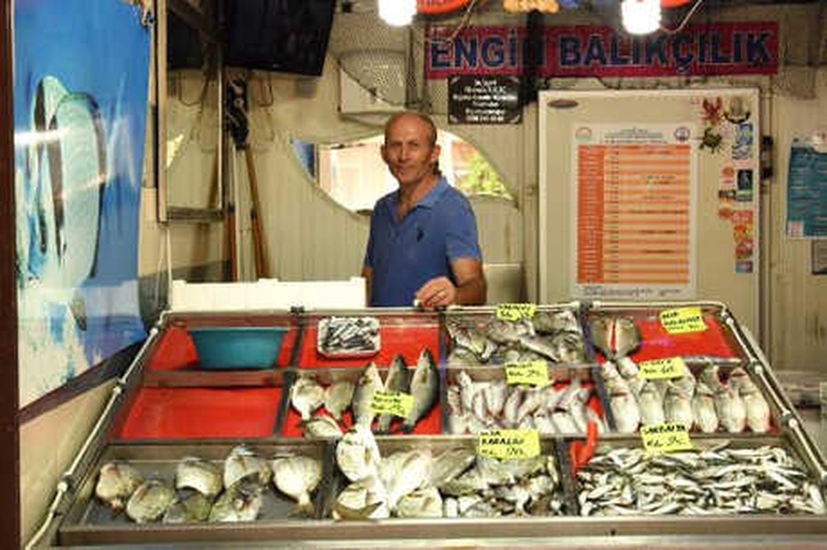 Çanakkale\'de Balıkçılar ve Vatandaşlar Av Yasağının Bitmesini Bekliyor