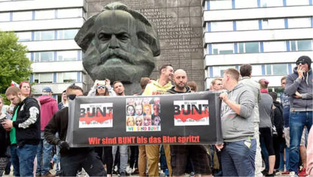 Chemnitz\'in Bütün Irkçıları Marx\'ın Önünde Toplandı